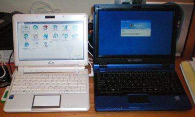 BLUSENS FREEPC 10P (en azul), junto a uno de sus principales rivales, el ASUS EEE PC 900 (en blanco)